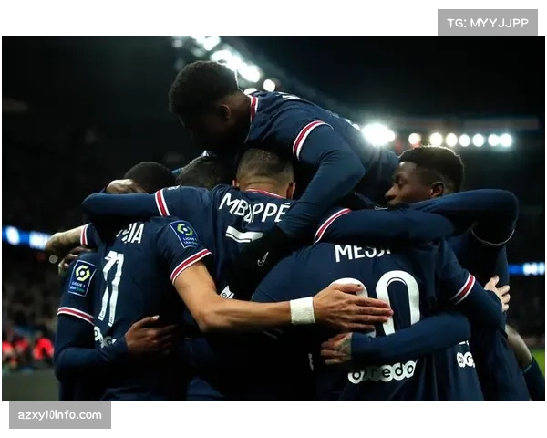 致敬传奇，圣埃蒂安主场赛前为去世名宿举行默哀仪式